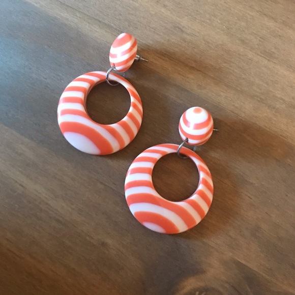 Retro Earrings - Picture 1 of 3